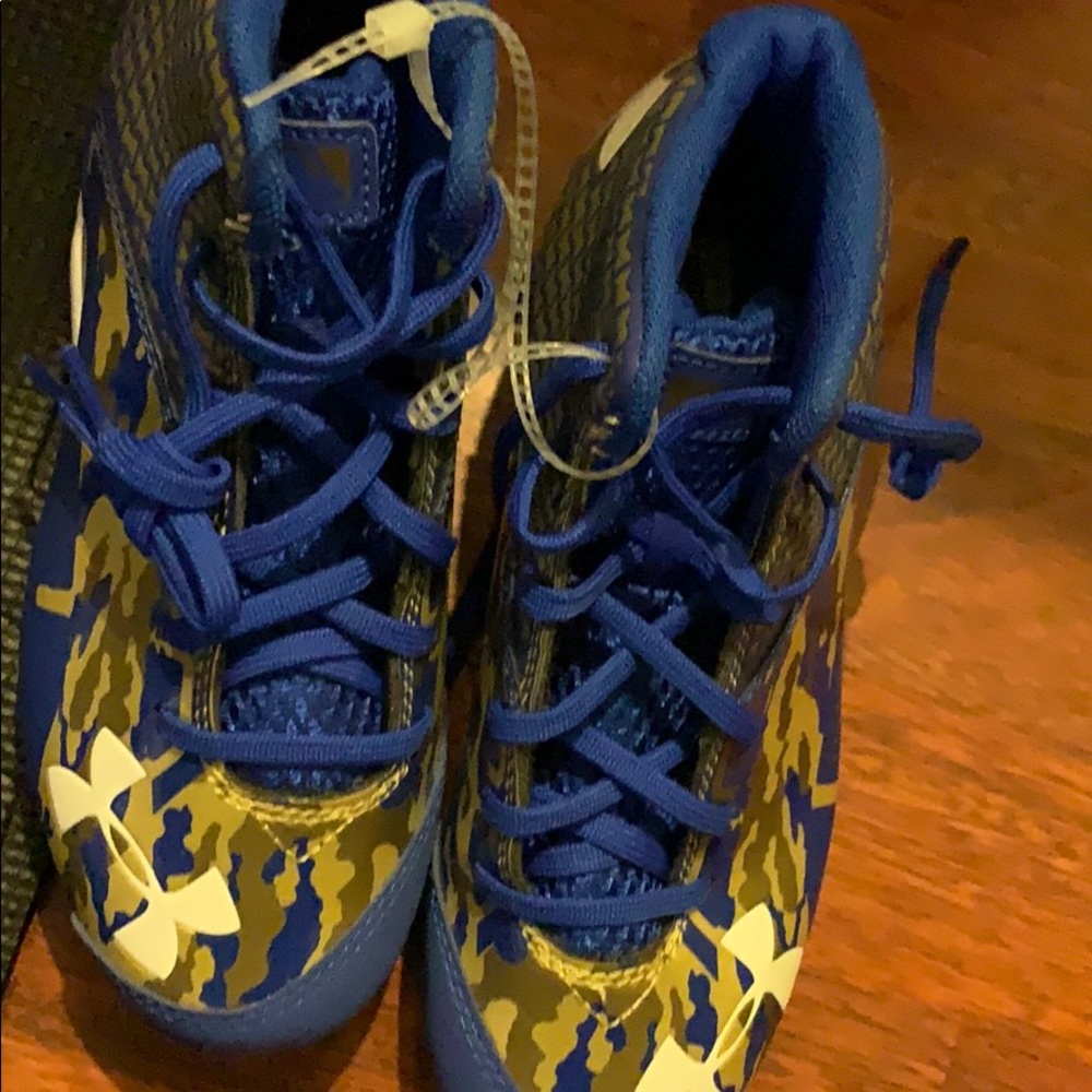 Kids cleats
